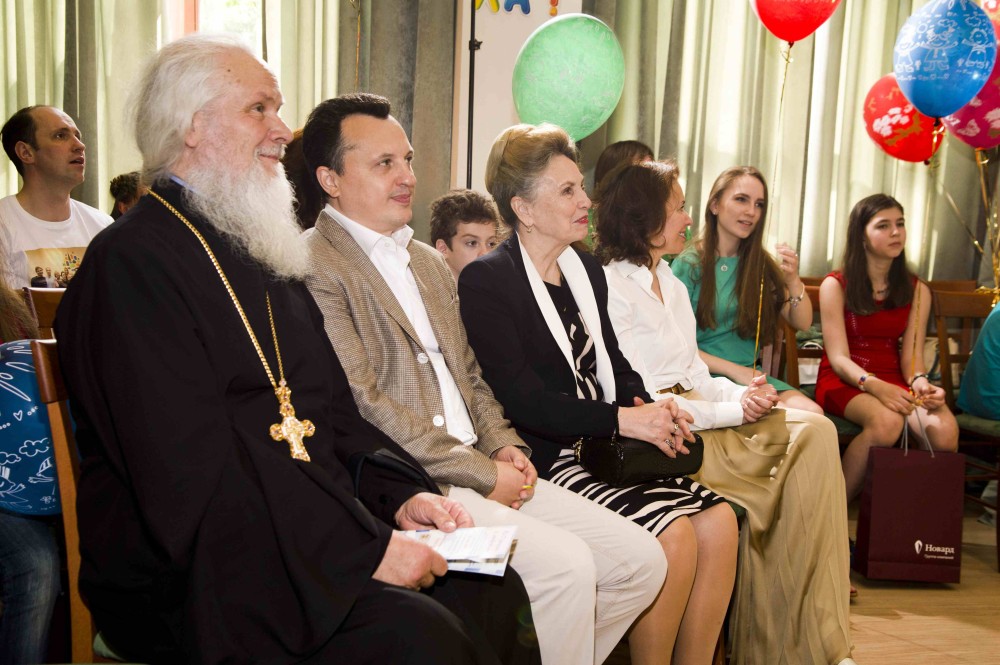 Отец Владимир вместе с президентом группы компаний «Новард» Андреем Илиопуло на празднике в гимназии