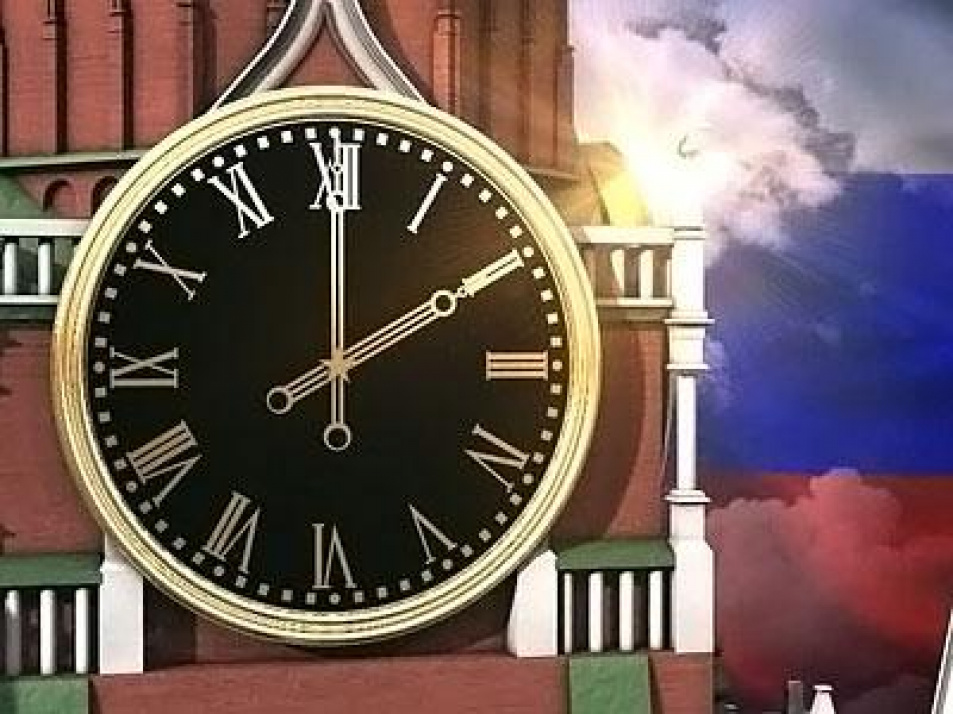 Часы стрелками московское время. Кремль часы. Часы куранты. Куранты 14 часов. Кремлевские часы Кремлевские часы.